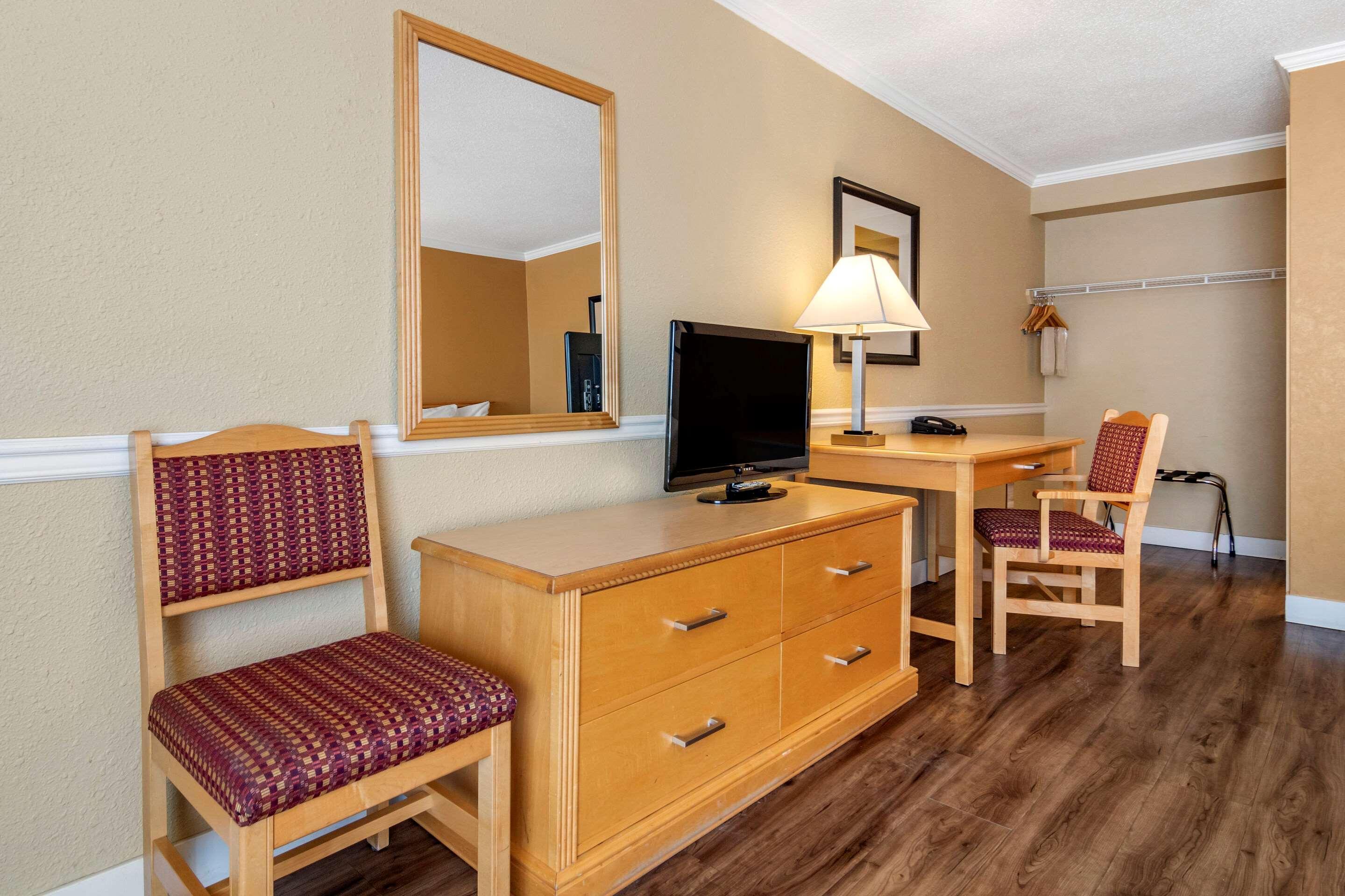 Econo Lodge Inn & Suites Κελόουνα  Εξωτερικό φωτογραφία